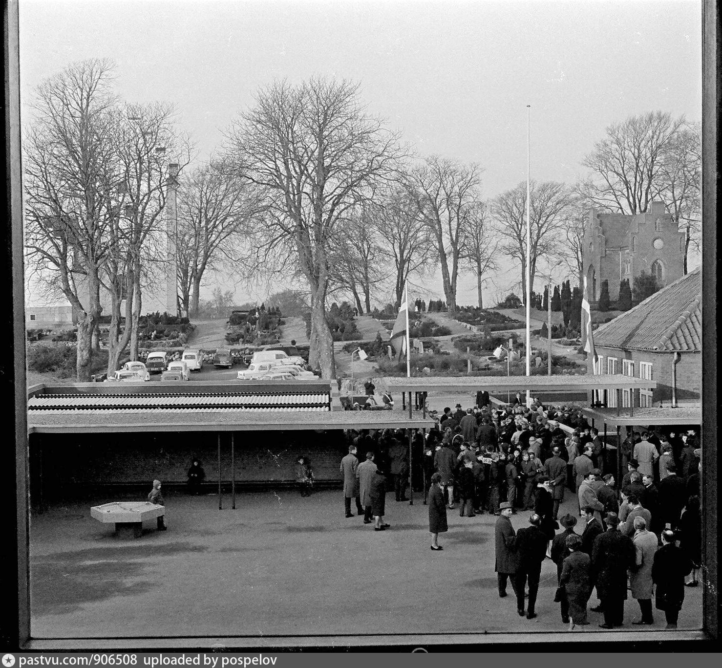 Tre Ege Skolen. Kværndrup Kirke i baggrunden