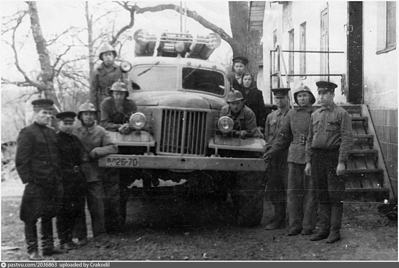 Пожарная дружина у пожарной части в здании бывшего молочного завода