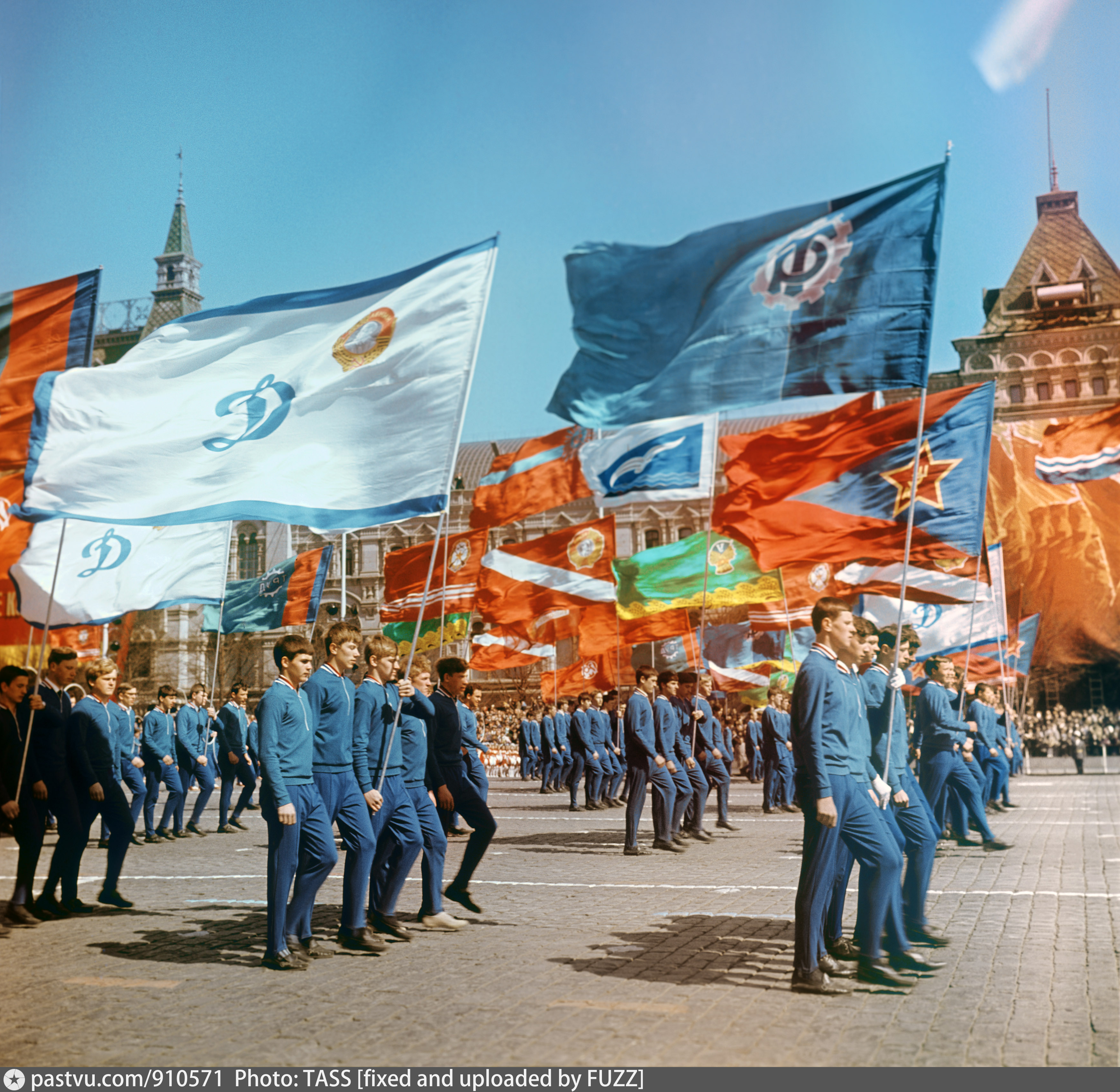 Где прошел первый парад. Знамена на демонстрации. Первомайская демонстрация. Парад 1 мая. Демонстрация 1 мая в СССР.