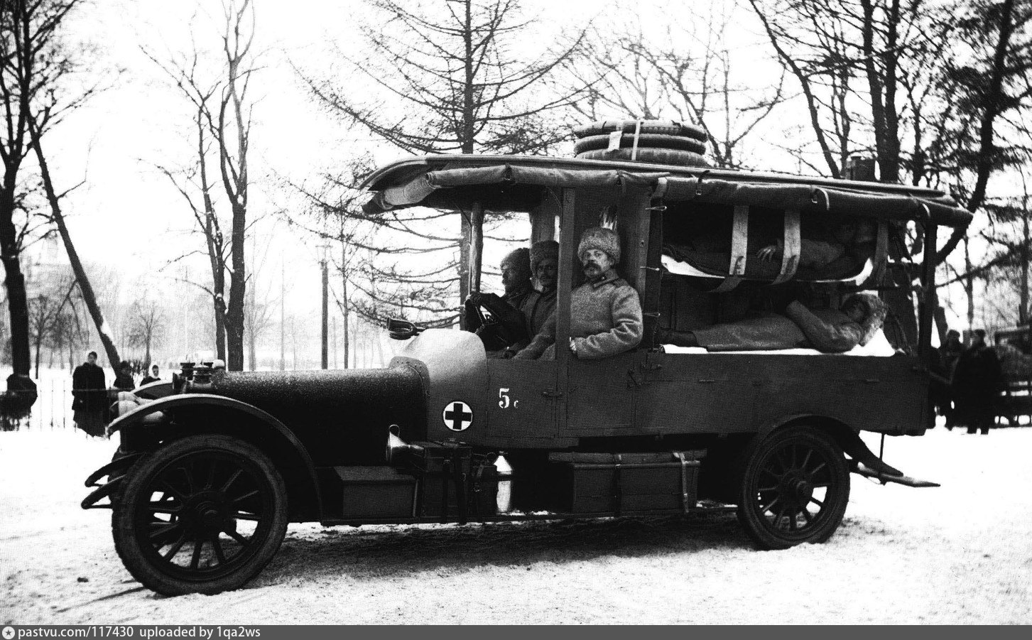 Первая станция скорой помощи в Российской империи. Первая станция скорой помощи в Петербурге. ЗИЛ 1915. Санитарный автомобиль 1915 год.