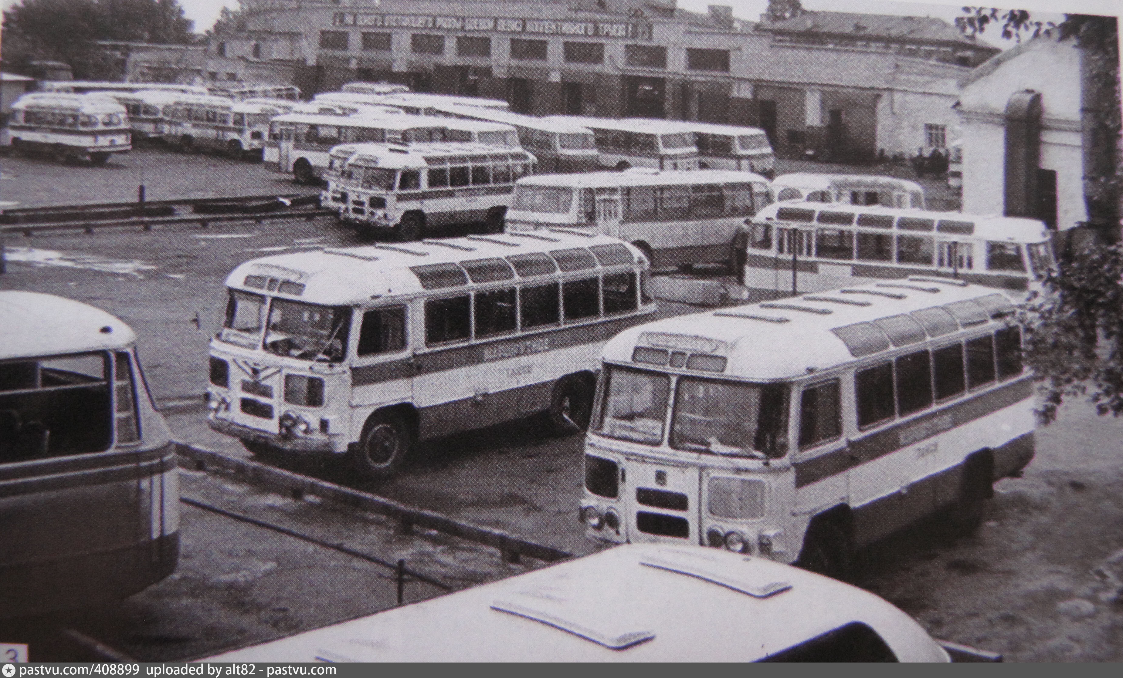 Старое маршрутное такси. ПАЗ 672 1973. Автобаза СССР ЛИАЗ-677. ЛИАЗ 677 автоколонны СССР. ПАЗ 1990.