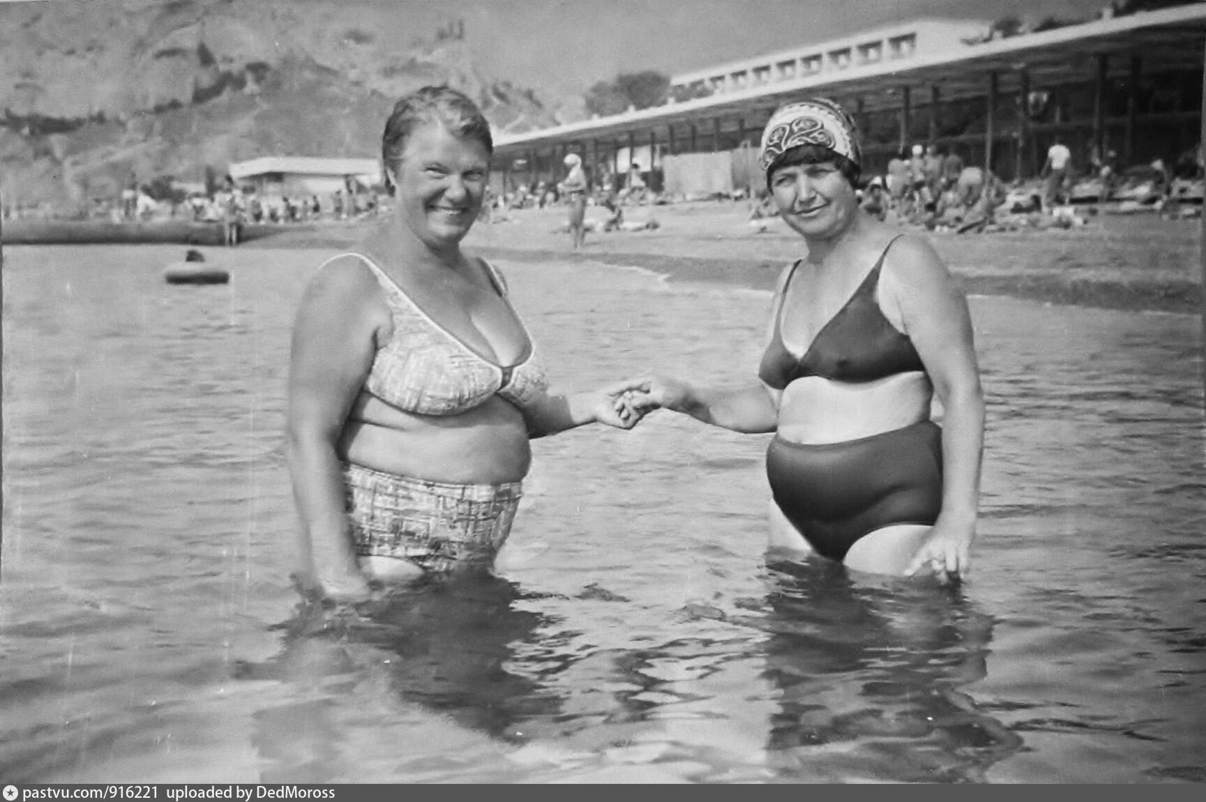 Толстая бабушка ретро. Советские женщины в купальных. Советские женщины в купальниках. Советские женщины на пляже. Советские люди на пляже.