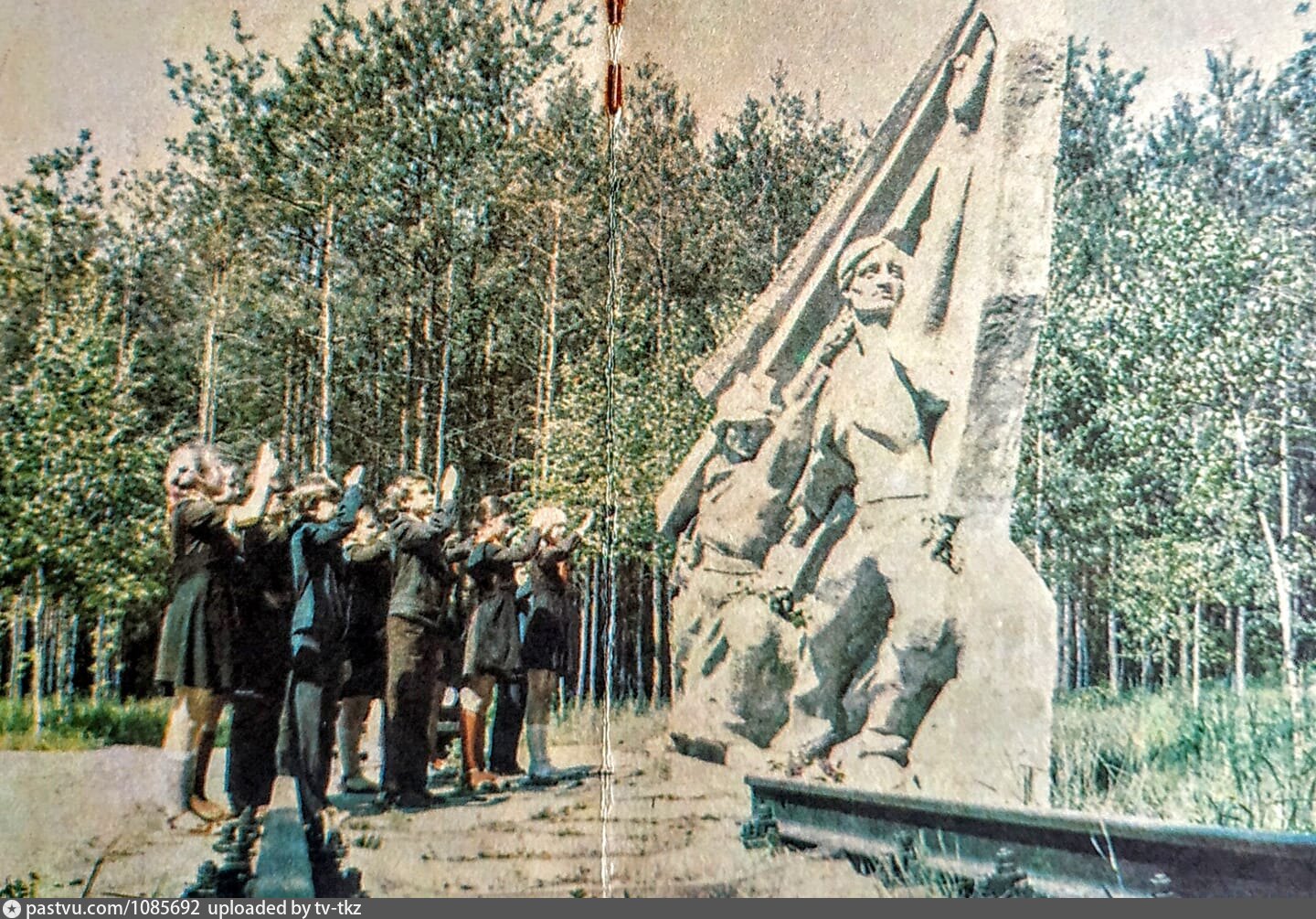 Памятник бам. Мемориал комсомольцам героям в Ижевске. Памятник Строитель БАМА МС 10. Высота памятника комсомольцам 20-х годов от комсомольцев 60-х Иркутск.