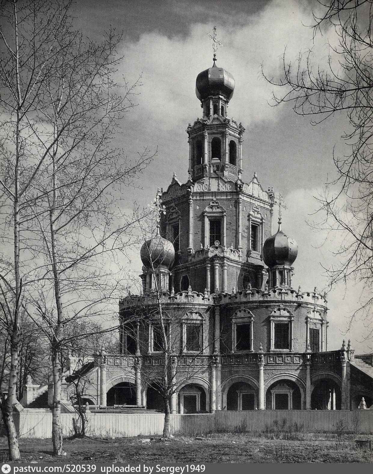 Церковь покрова в филях фото черно белое