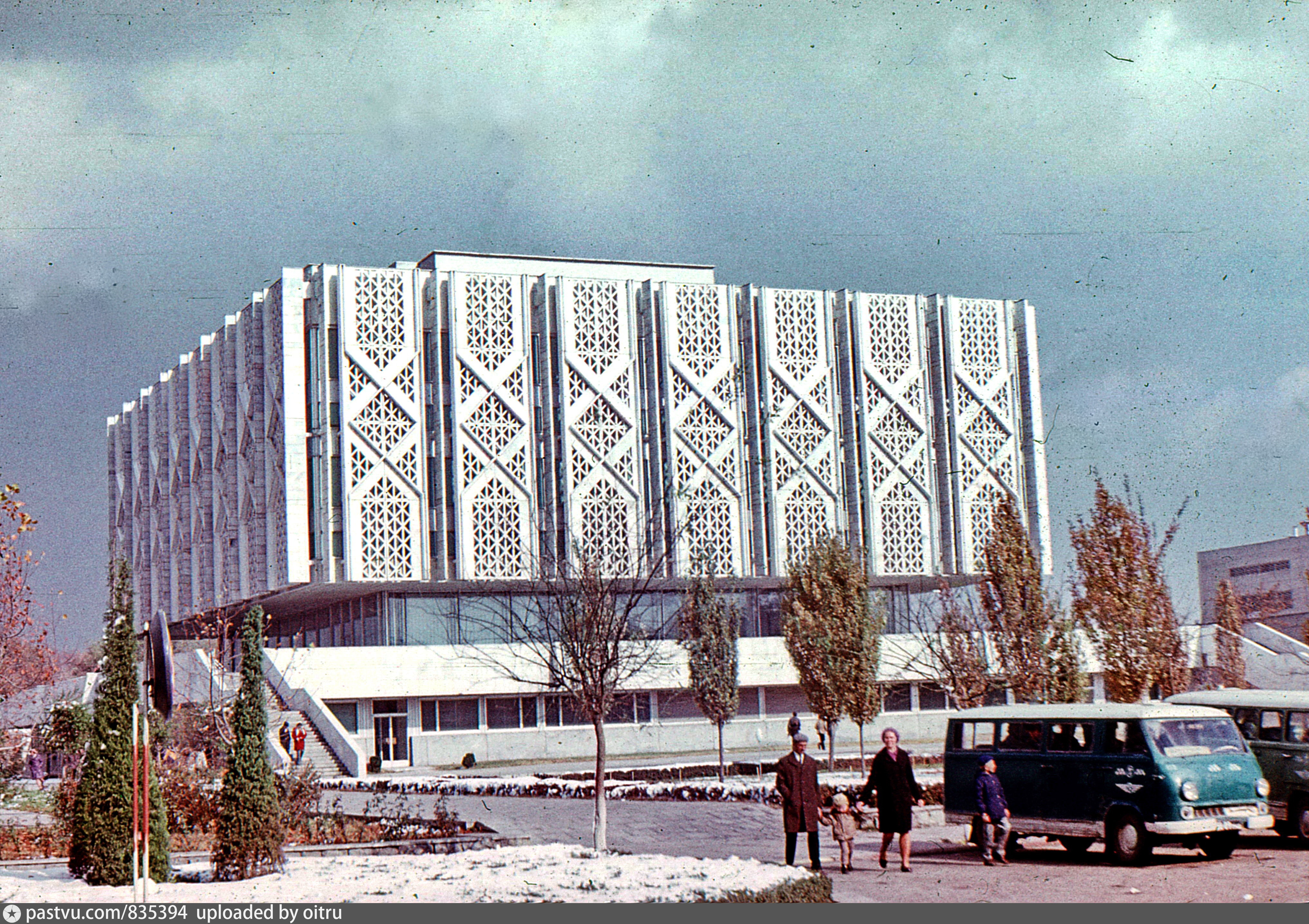 Нижний ташкент. Советская архитектура Ташкента. Архитектура Ташкент в 1993. Архитектура Ташкент в 1992. Советский модернизм Ташкент.