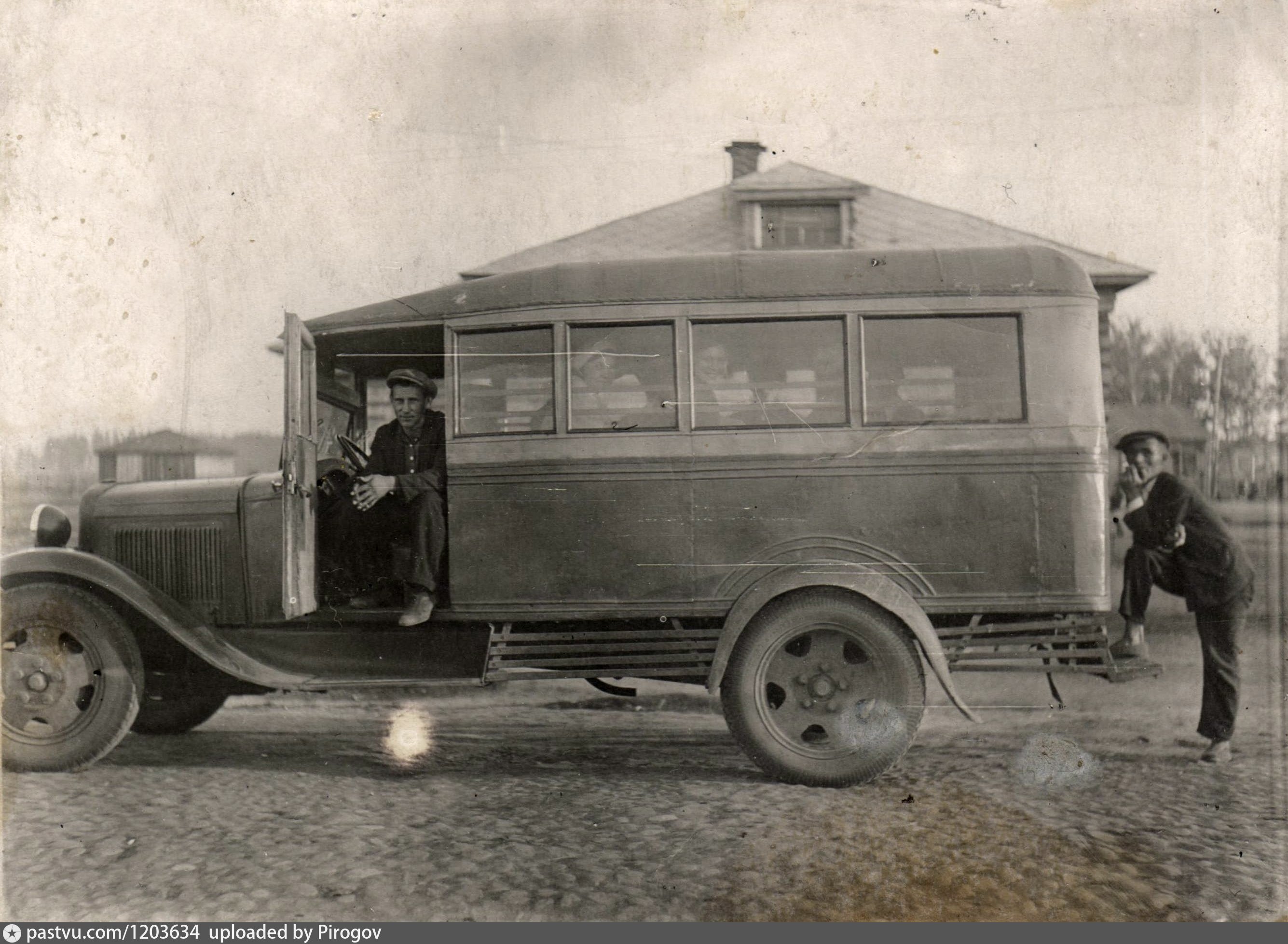 Пятьдесят первый автобус. Автобусы 1930 годов. Курортный автобус 1930. Первый автобус в Екатеринодаре. Фотографии Заволжского района в Рыбинске 1930е.