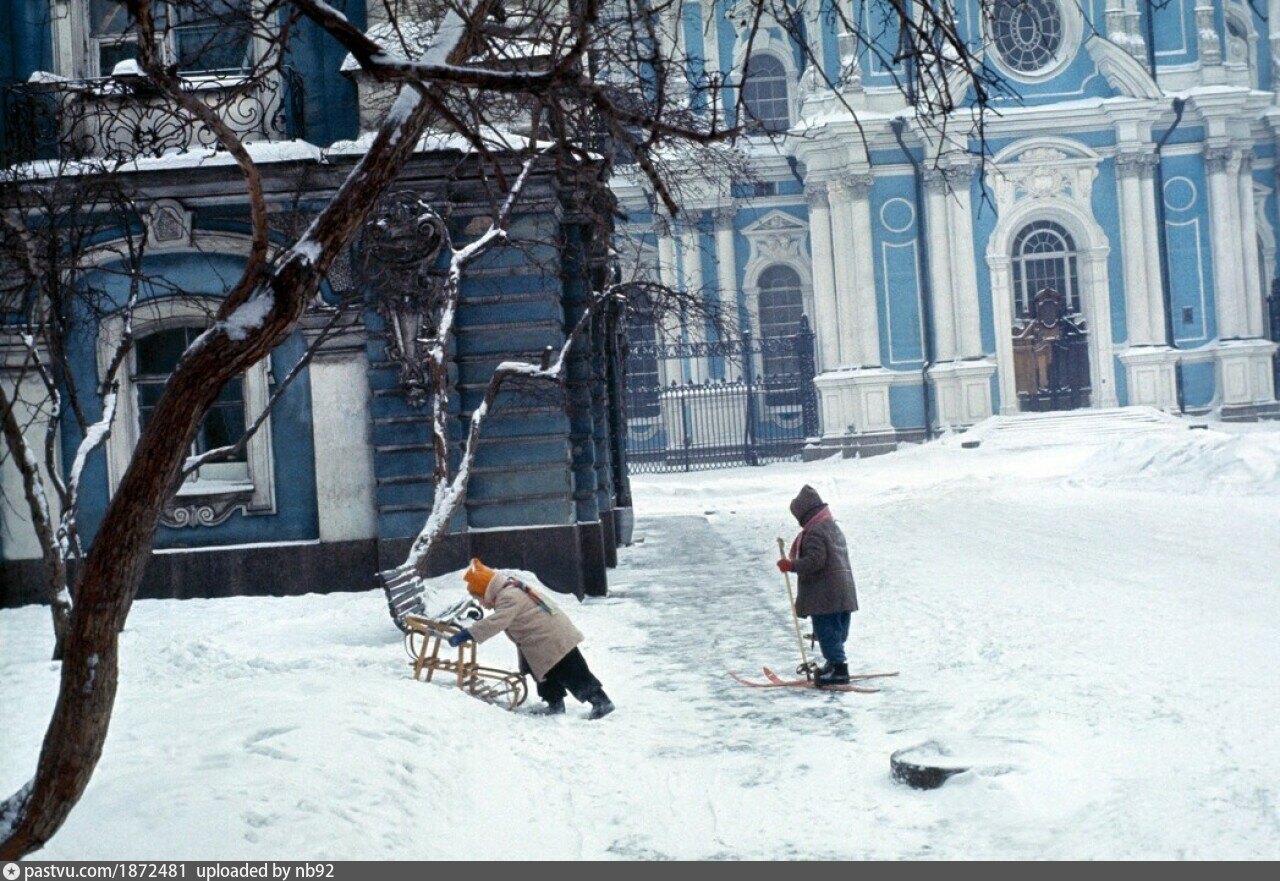 Зима советские. Ленинград Дворцовая 1976. Ленинград зимой. Советский двор зимой. Город СССР зимой.