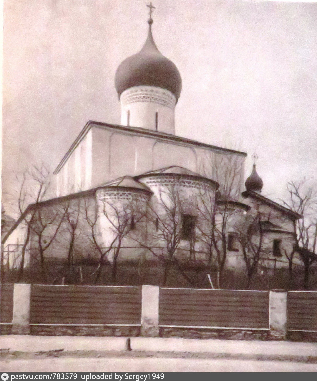 Псковская Церковь Василия зимой