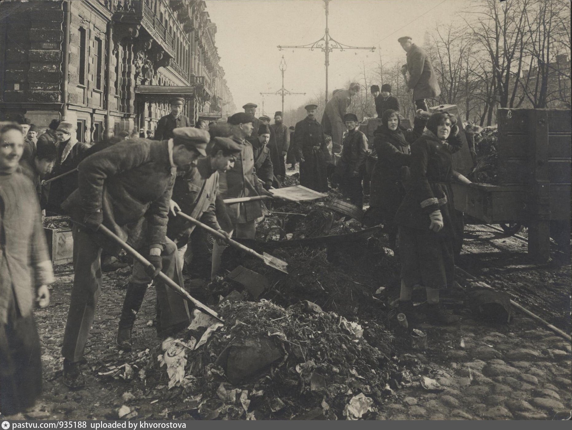 Разрушающий труд. Разруха после революции 1917 года. 1918 Год в Петрограде. Петроград 1920.