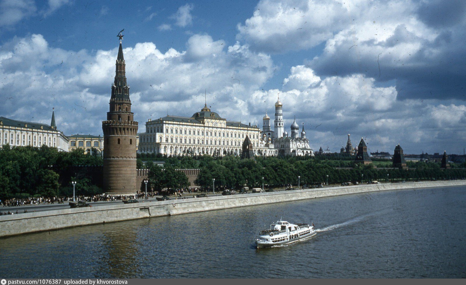 Кремлевская 50. Кремлевская набережная Москва. Софийская набережная 50-е годы. Софийская набережная Москва. Вид на Кремль с Софийской набережной.