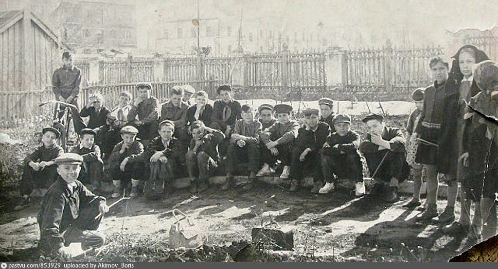 Вновь первый. Дом пионеров Смоленск. Фотокружок в доме пионеров. Гатчинский дом пионеров. Старый дом пионеров в Колпино.