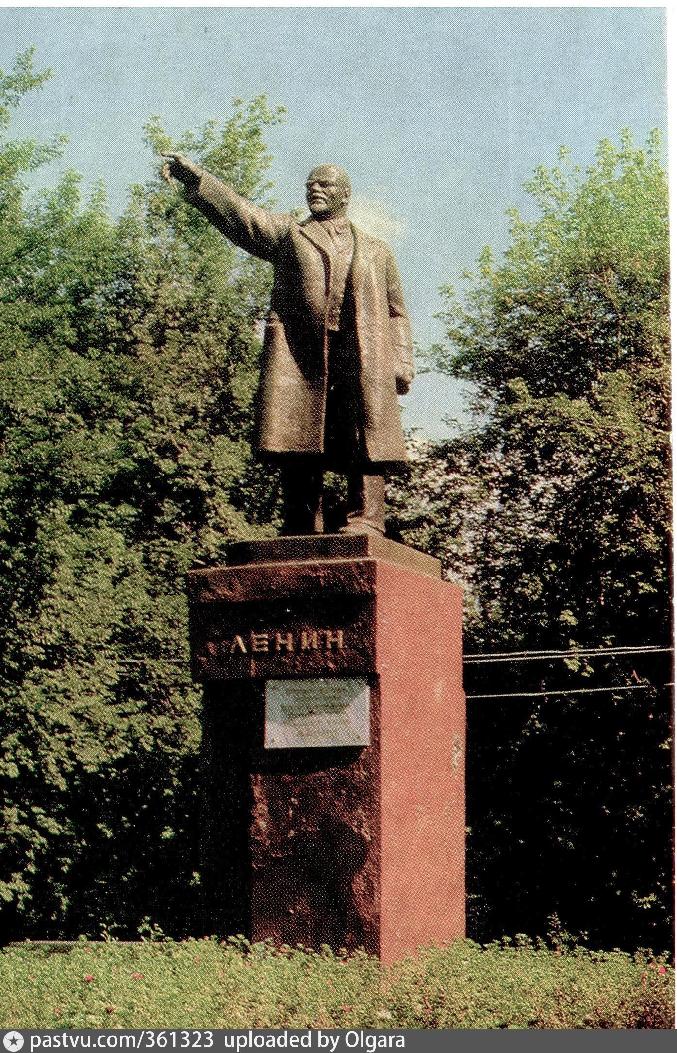 Почему везде стоят памятники Ленину?