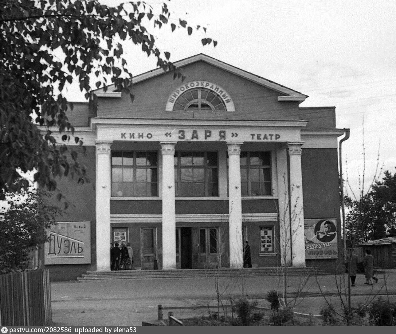 Кинотеатр заря воронеж. Здание жд вокзала инза. Кинотеатр заря алапаевск. Заря инза. Инза вокзал.