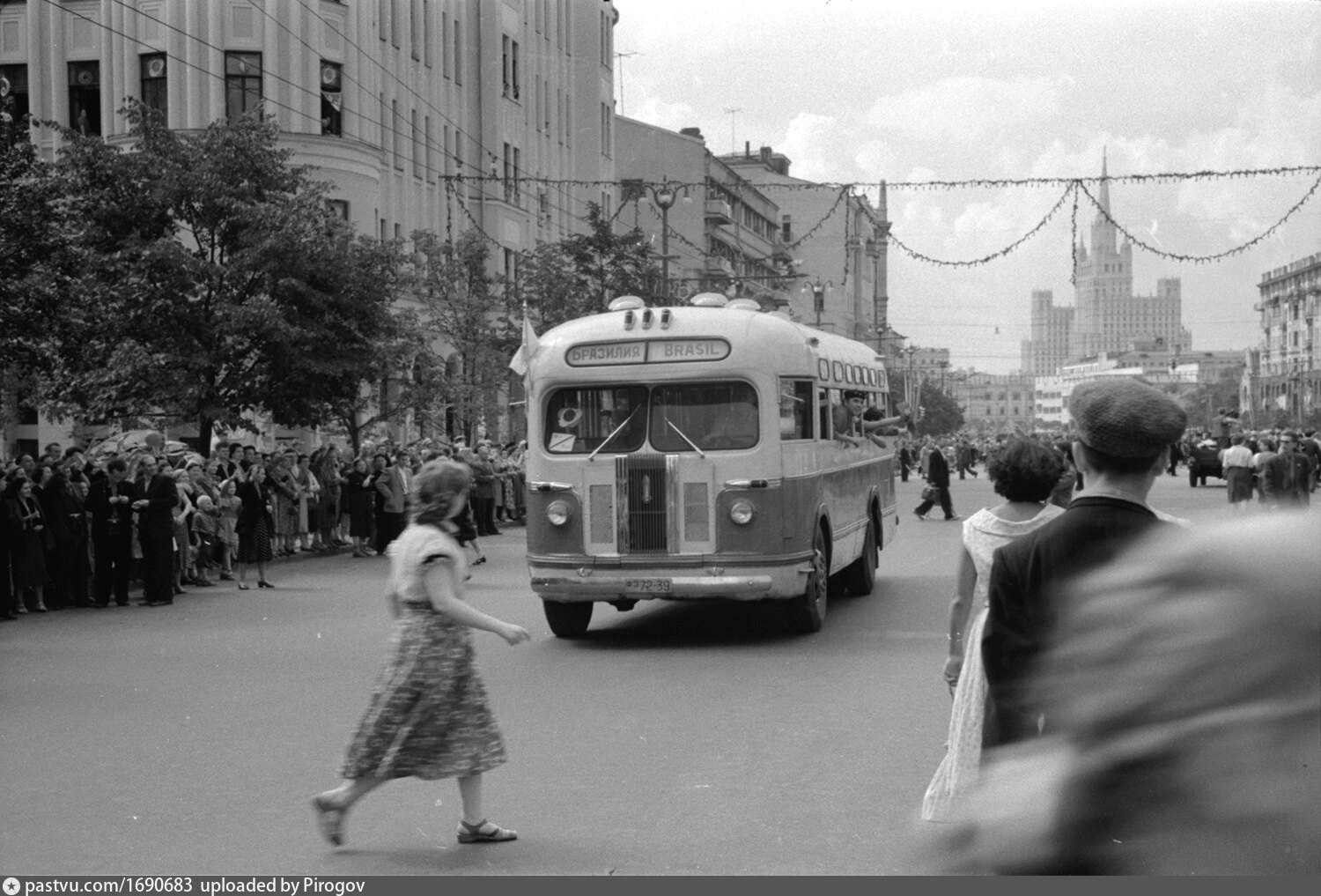 Москва 1957 год фото. Фестиваль молодёжи и студентов в Москве 1957. 6 Всемирный фестиваль молодежи и студентов в Москве 1957. Фестиваль молодёжи и студентов в Москве 1957 фото.