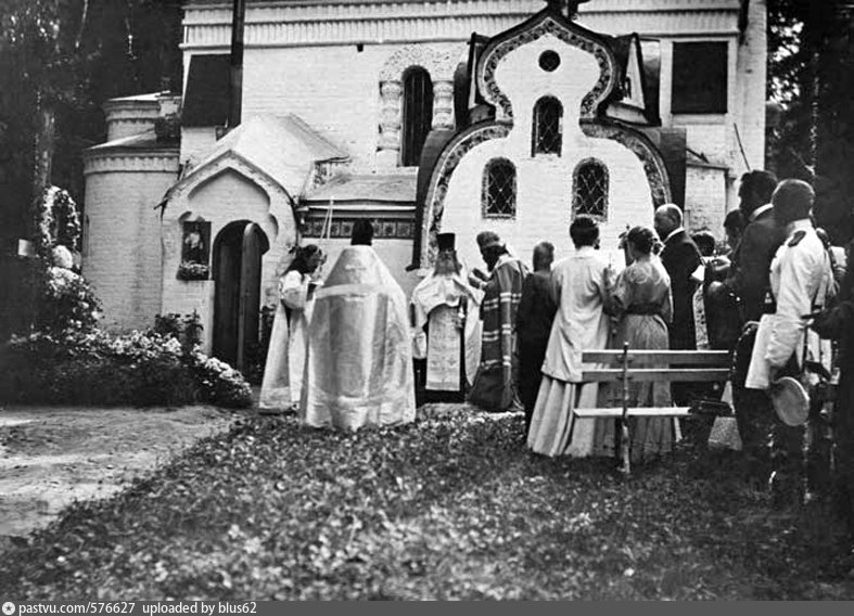 Панихида на могиле Веры Саввишны Самариной 1907 г.