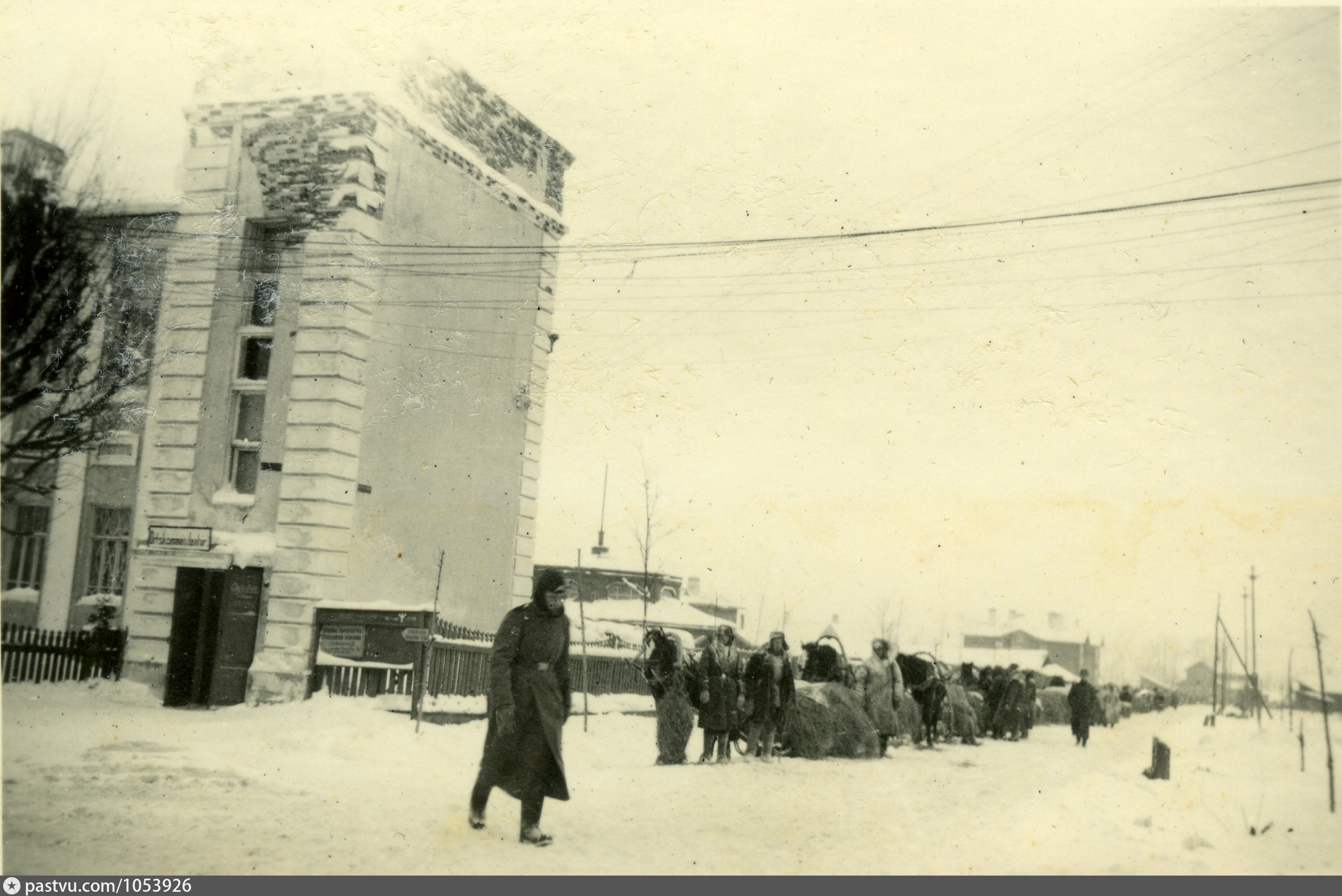 Комендатура псков. Дно город в Псковской области в годы войны. Германская комендатура 1941. Немецкая комендатура в ВОВ. Здание немецкой комендатуры Чудово.