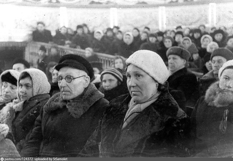 Театр народного ополчения блокада Ленинграда. Театр в блокадном Ленинграде. Блокада Ленинграда театр музкомедии. Блокадный театр в блокаду Ленинграда.