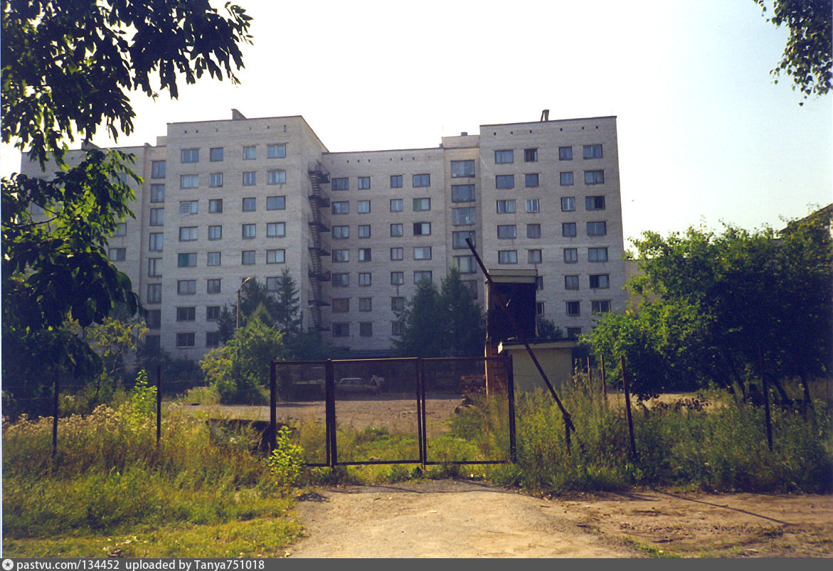 Студгородок. Дома 1990 годов. Ул. Хлопина, д.6. Улица Хлопина ретро фото.