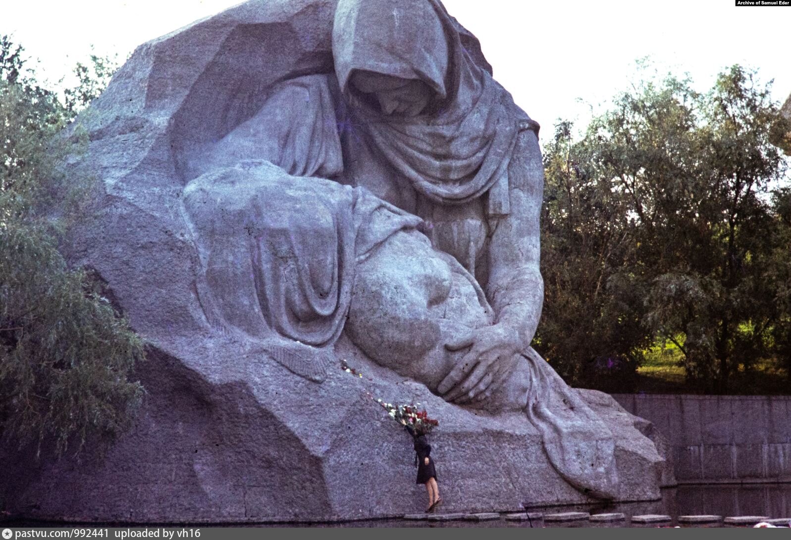 Памятник скорбящей матери в волгограде фото