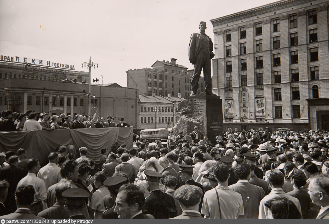 1958 Год - открытие памятника Маяковскому в Москве