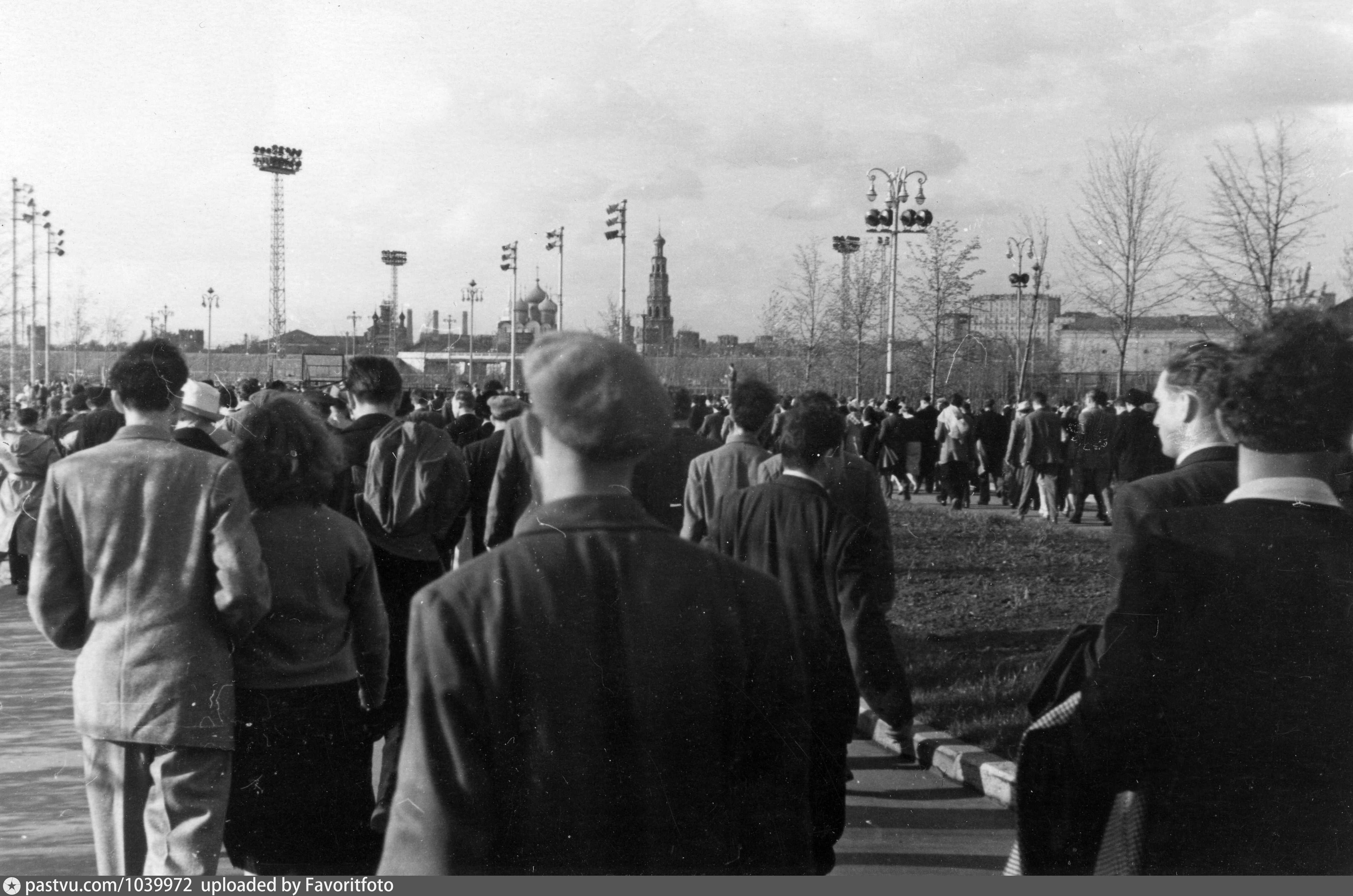 Ретро арена. Москва 1988 Лужники. Ярмарка в Лужниках в советское время фото. Московский комсомолец юбилей в Лужниках 1991.