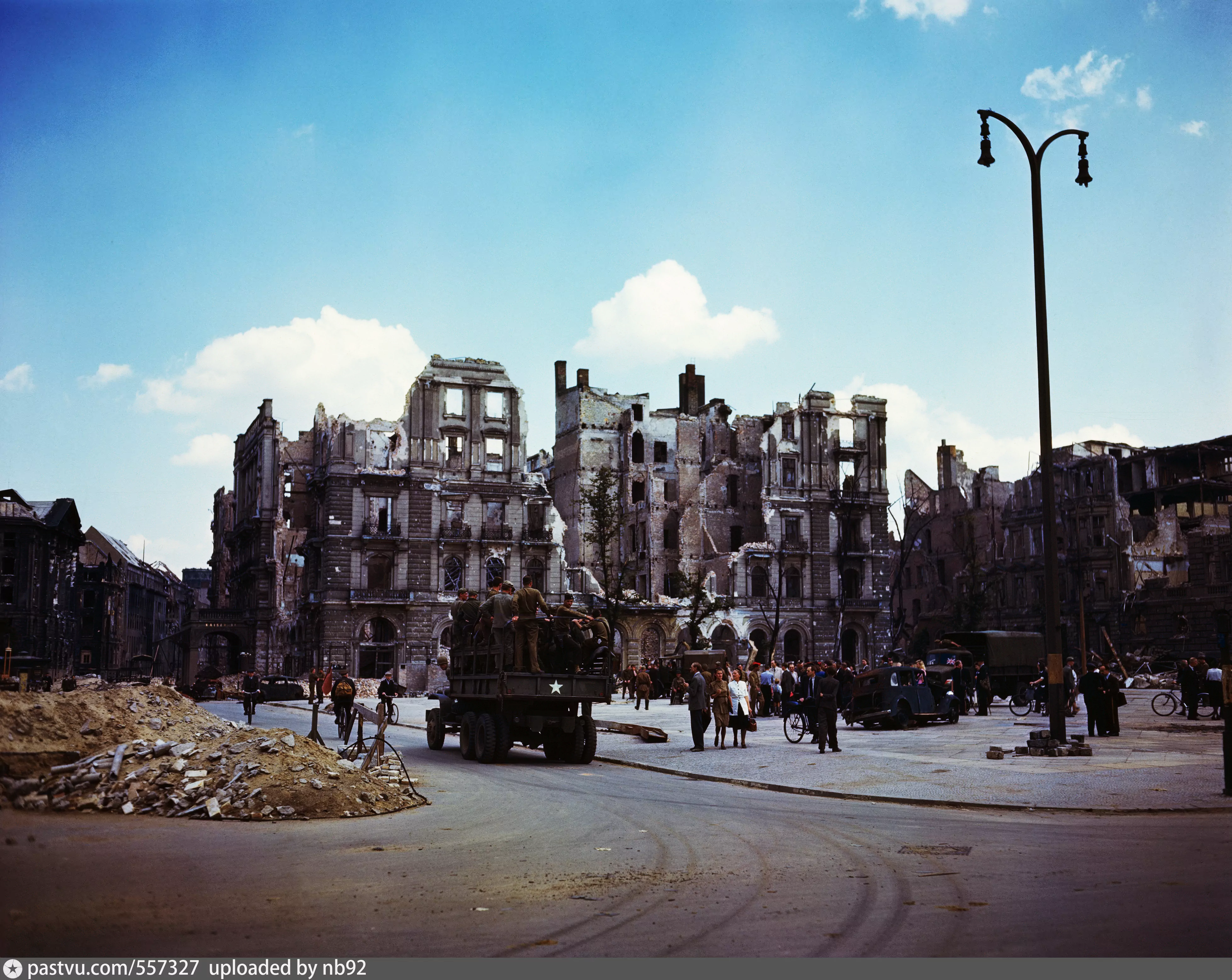 Немецкие города после войны. Разрушенный Берлин 1945. Разрушенный Берлин 1945 в цвете. Берлин в руинах 1945.
