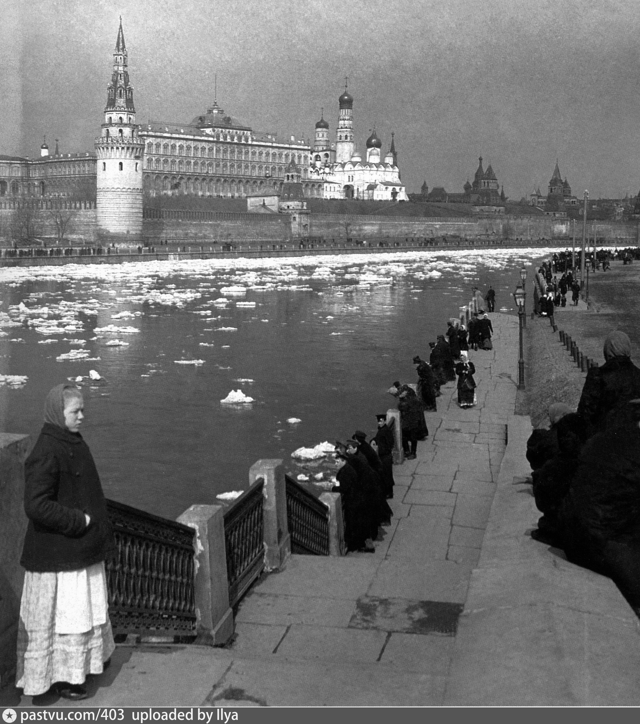 Ледоход на Москве-реке возле Кремля