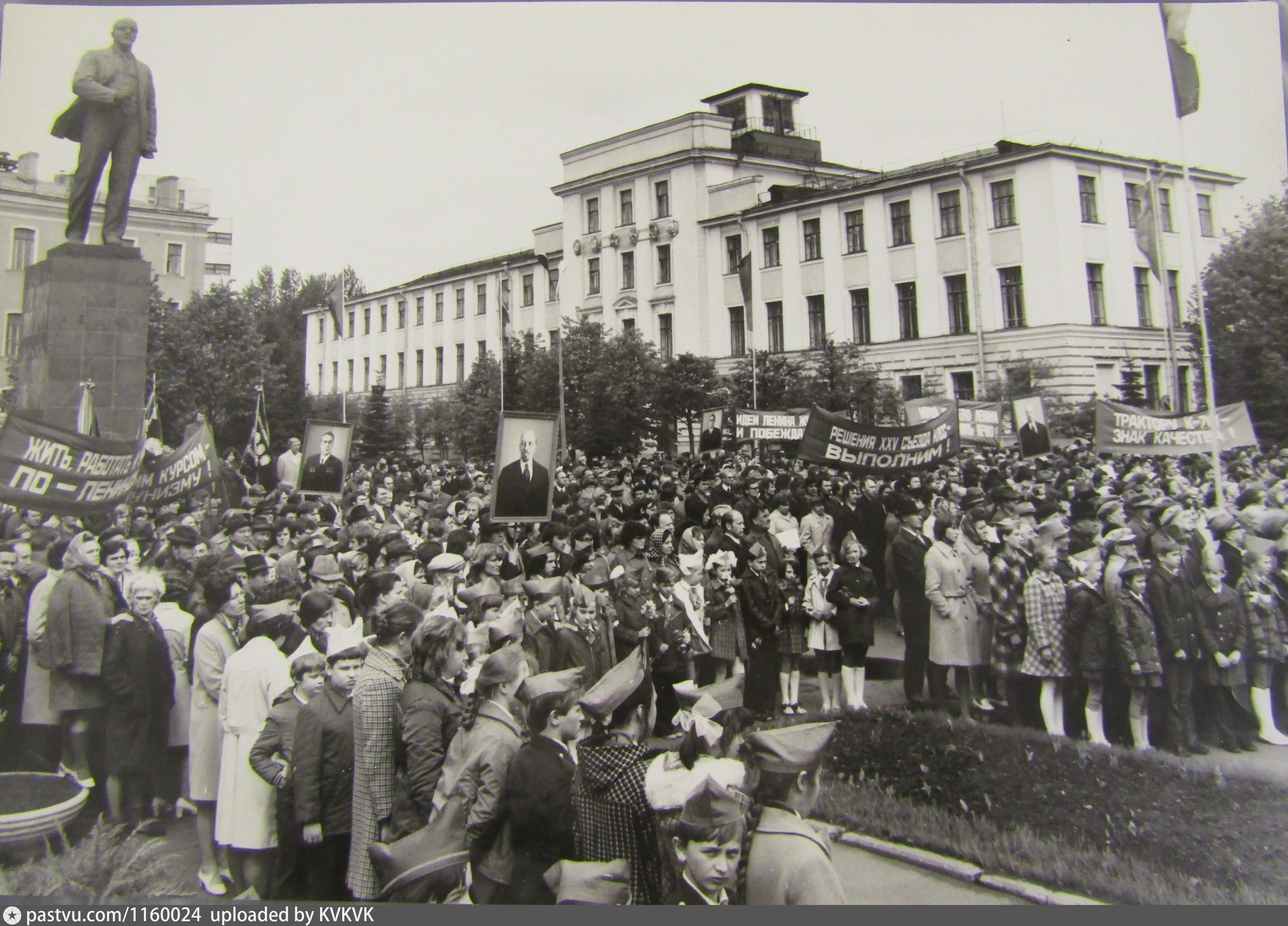 Выступление в и ленина на митинге рабочих путиловского завода в мае 1917 года картина