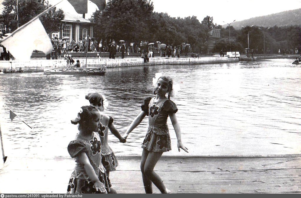 Советские дети на реке. Советские дети купаются в речке. Советские девочки купаются. Советское детство на речке девочки. Купаются ретро