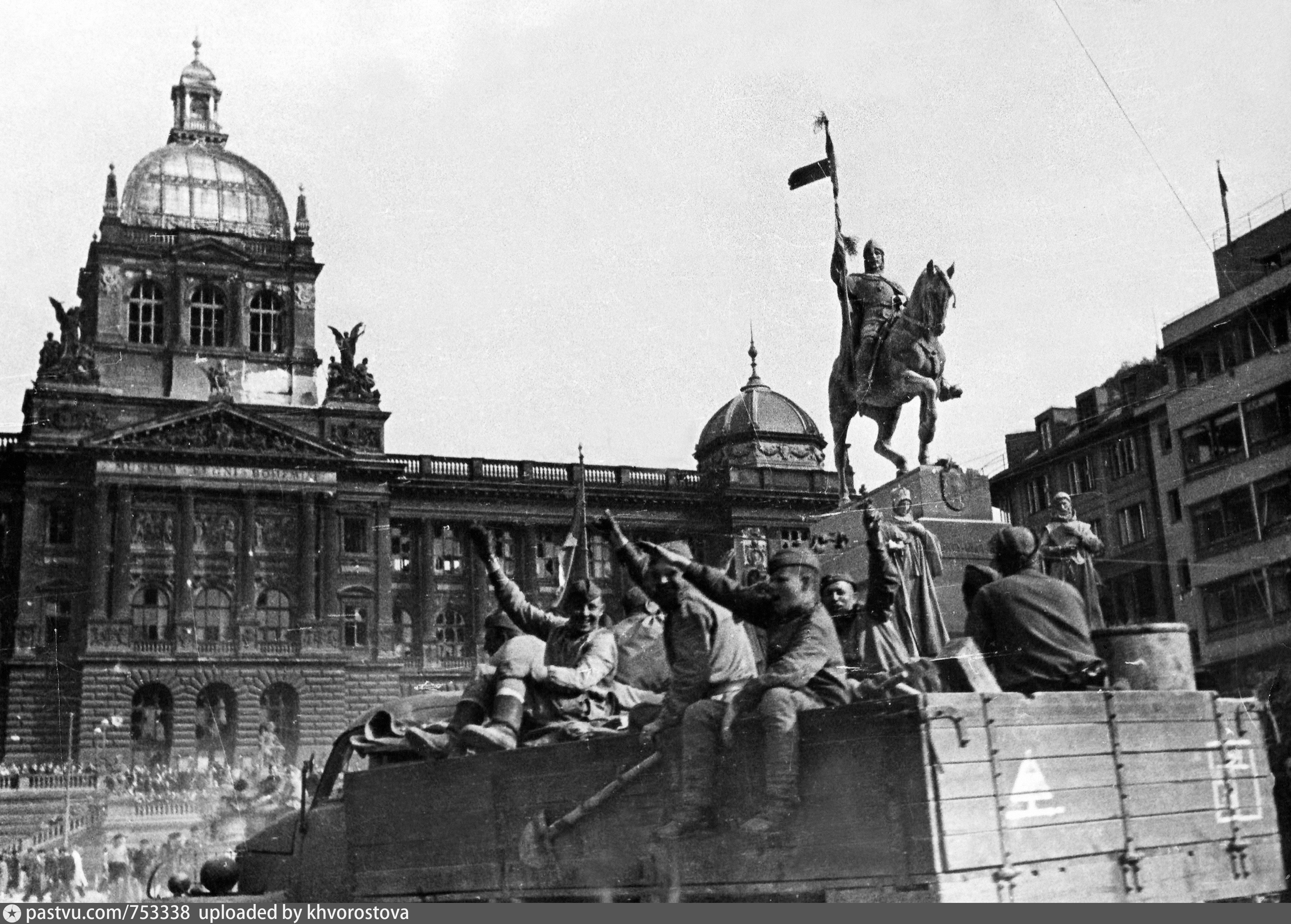 Красная армия в чехословакии. Освобождение Праги 1945. Пражская операция май 1945 год освобождение Чехословакии. Штурм Праги 1945. 9 Мая 1945 Прага.