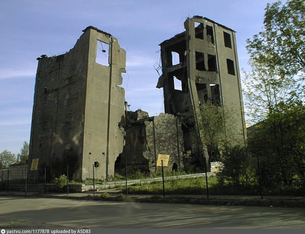 Восстанавливать разрушенный дом. Мелькомбинат руины Смоленск. Элеватор Смоленск руины. Смоленск разрушенный элеватор. Разрушенное здание Мелькомбината в Смоленске.