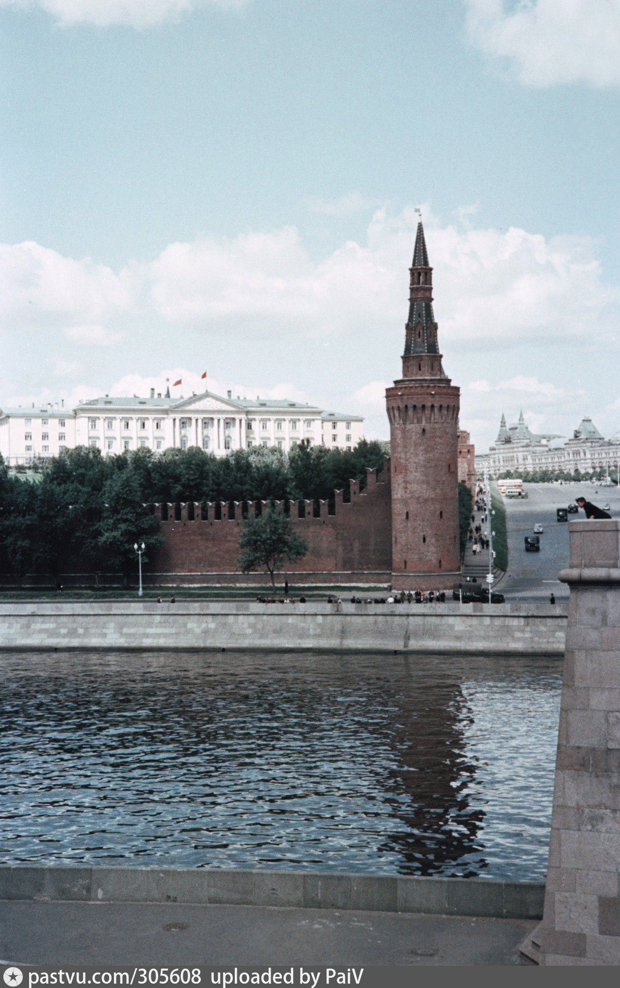 Кремль стал. Белый Московский Кремль. Кремль с белыми стенами Москва. Московский Кремль Белокаменный фото. Кремль Москва 1950.