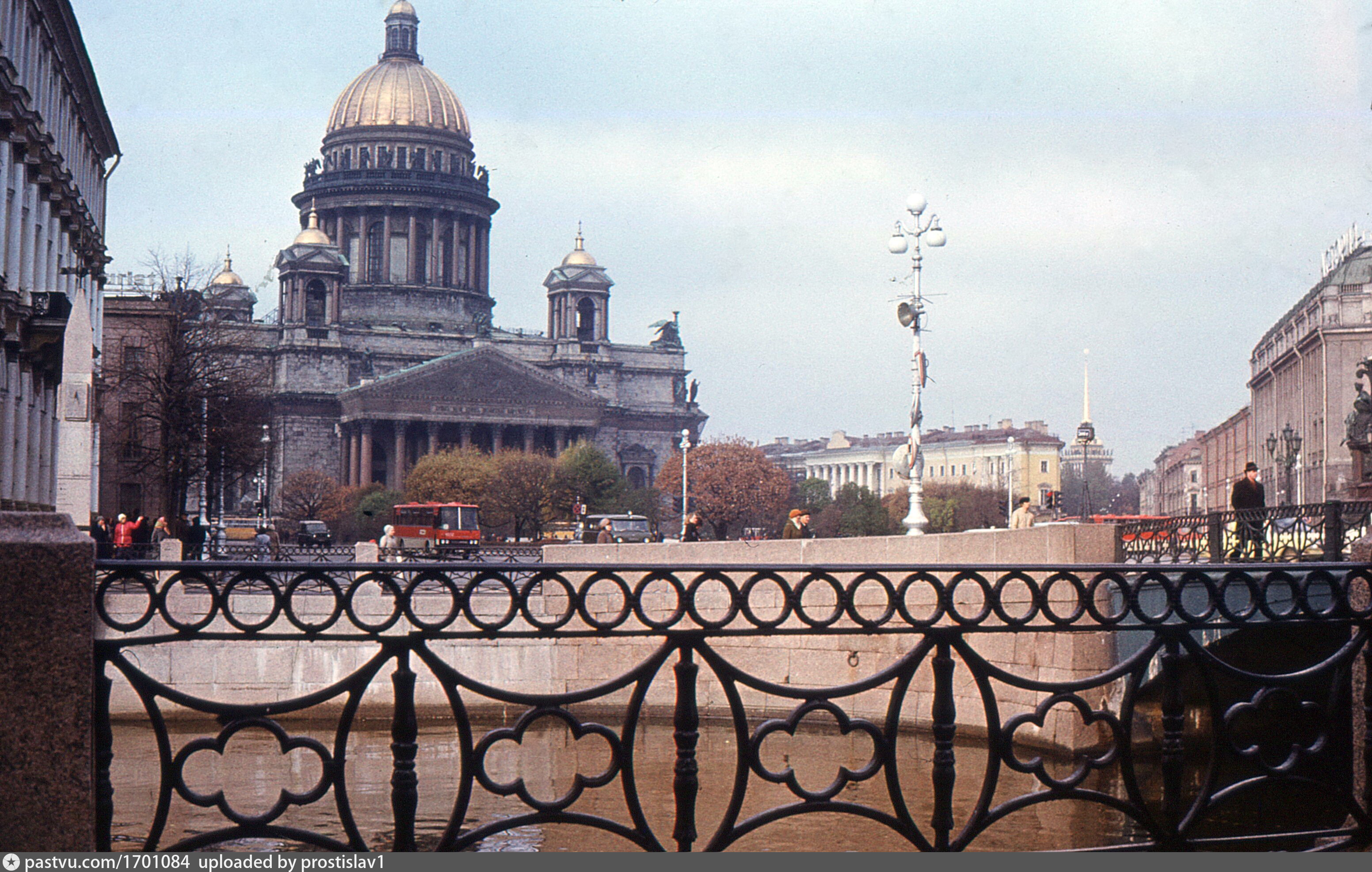 Жители петербургских крыш, Исаакиевская площадь