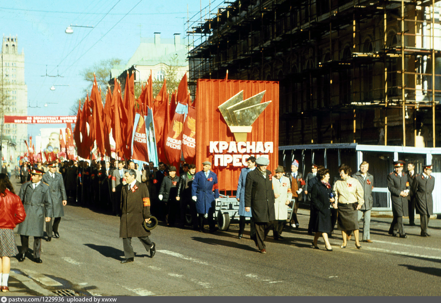 Фото демонстрации 1 мая. Демонстрация 1 мая 1918 года Москва. Демонстрация первого мая 1986 года. Первое мая демонстрация историчес. Демонстрация 1 мая в СССР.