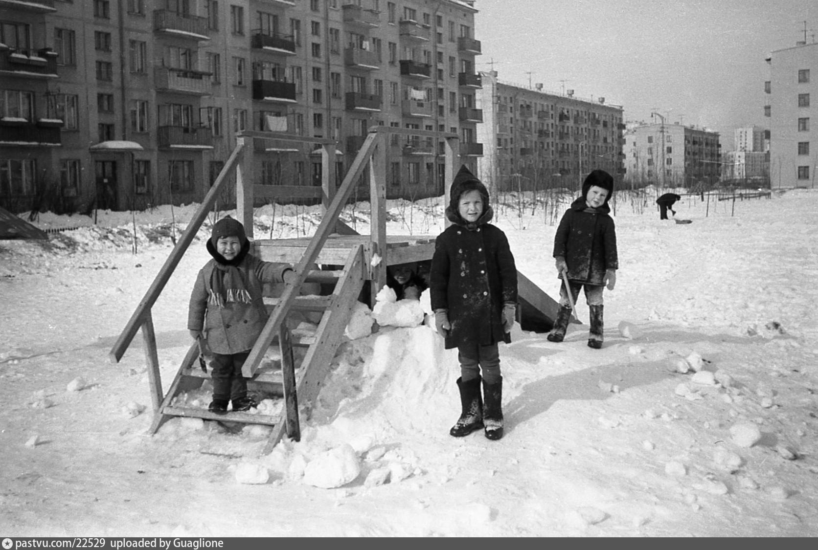 Во дворе гуляют 17 человек. Двор СССР. СССР зима двор. Советские дети во дворе гуляют. Советские девочки во дворе.