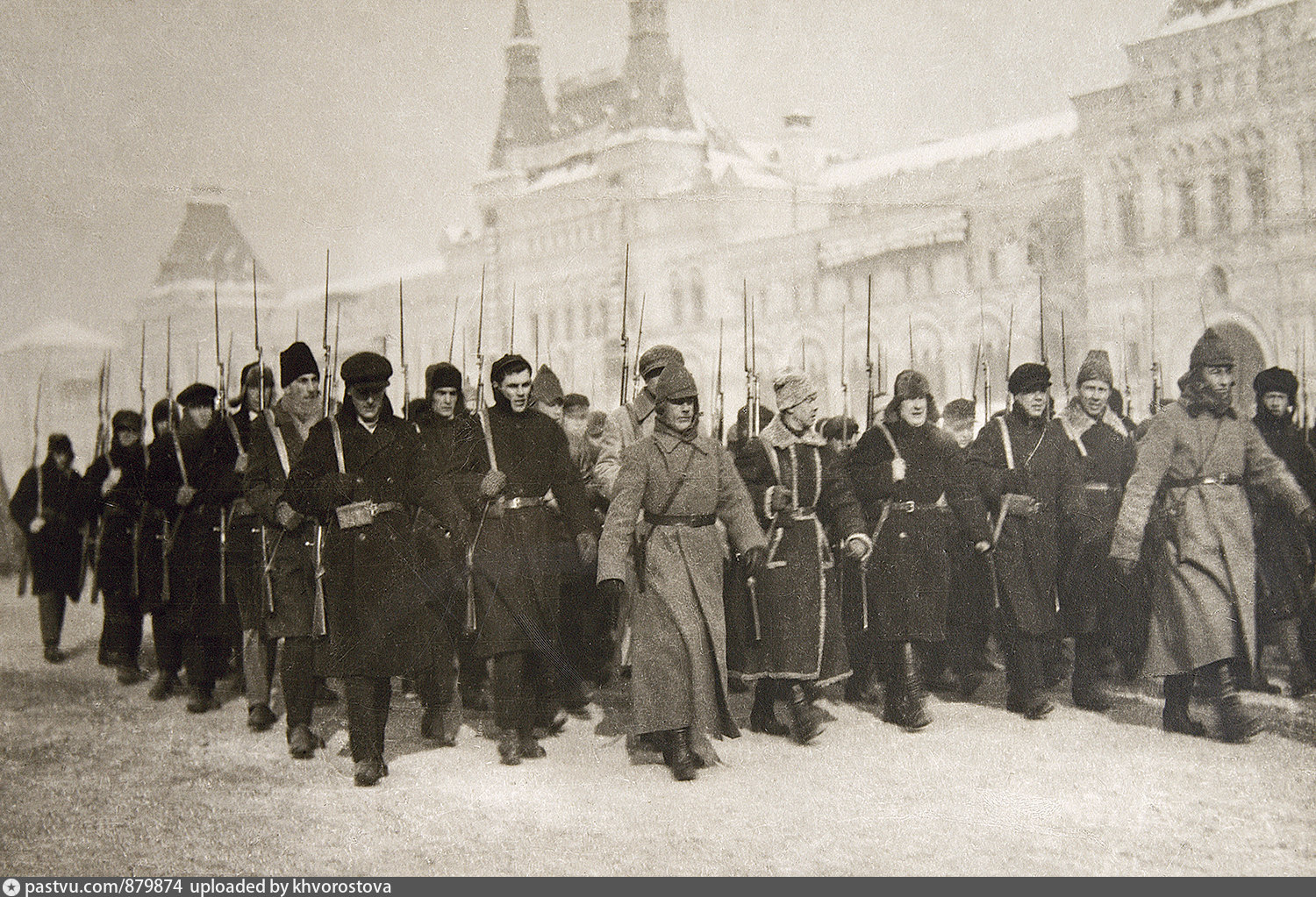 Перед отправкой. Рабочий отряд уходит на фронт в 1919 году. ОМОН В 1919 году. Диспансеры в 1919.