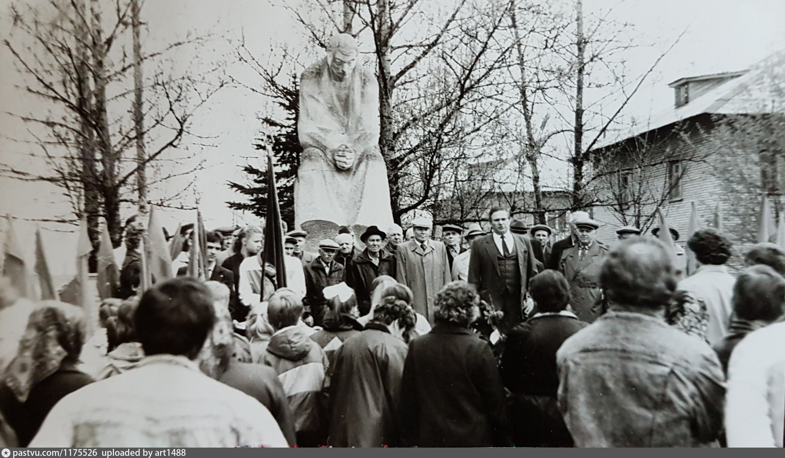 Совхоз останкино. Памятник Скорбящей матери в Совхозе Останкино. Совхоз Останкино Дмитровский район. Поселок совхоза Останкино. Поселок совхоза Останкино Дмитровский.