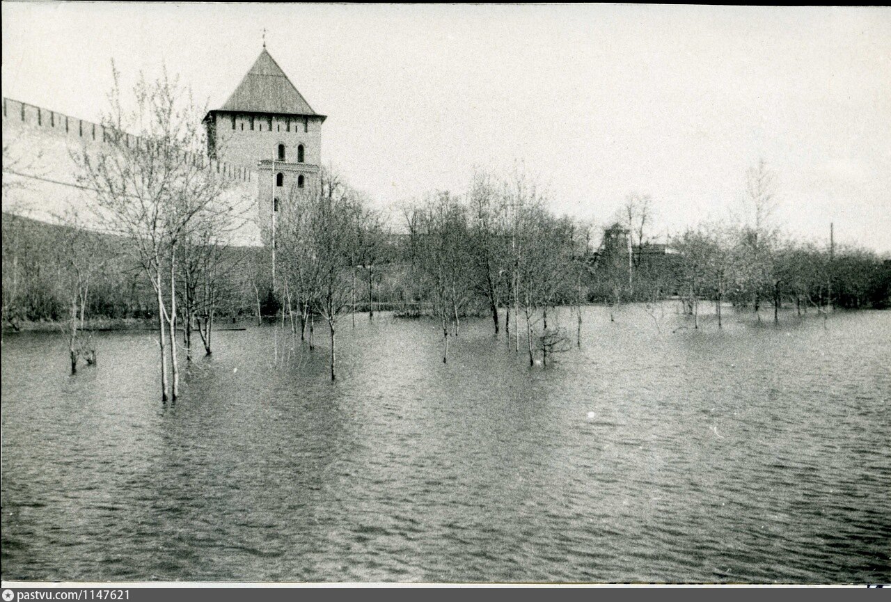 Великий прошлый. Наводнение Великий Новгород 1966. Нижний Новгород 1966. География Великий Новгород СССР. Смотреть фото вел Новгород половодье Весна 1966 года.