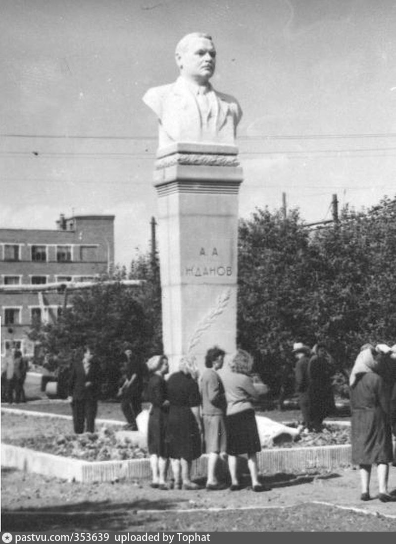 1965 год памятник. Памятник жданову в Мариуполе. Памятник жданову Ленинград. Памятник жданову в Жданове.