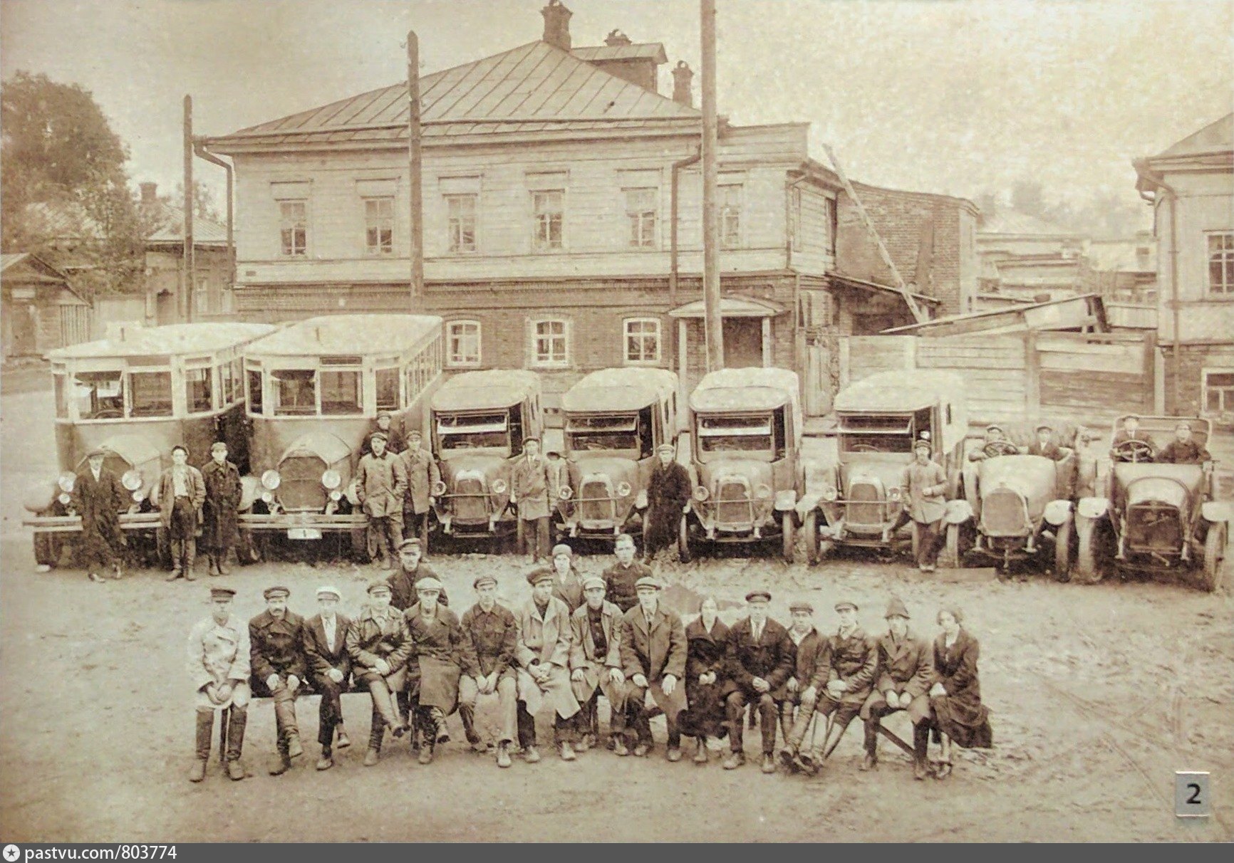 Первый автобус пермь. Автобусы Пермь в 1926 году. Пермь 1925. Первый Пермский автобус. Пермь 1920 годы.