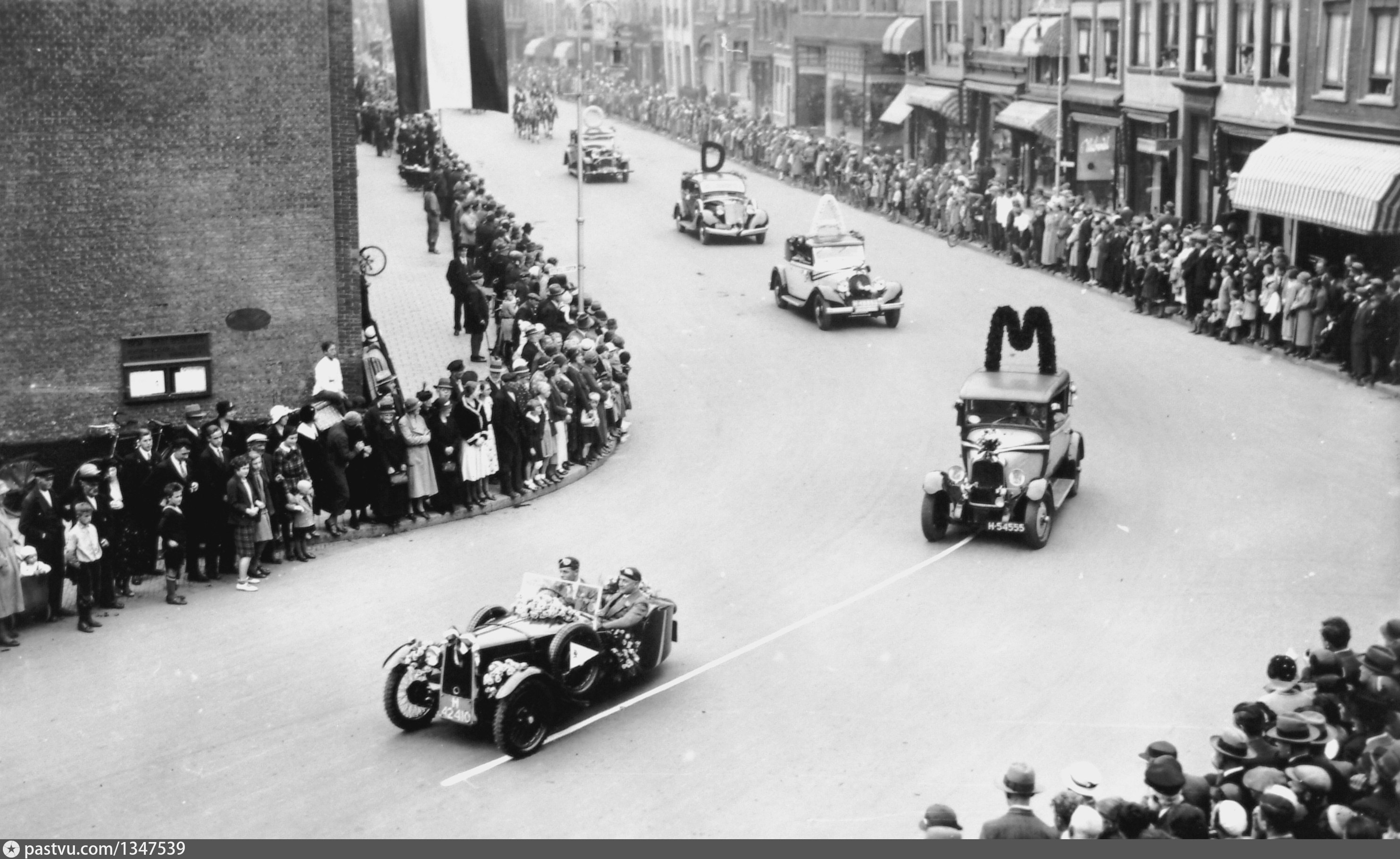 Dordrecht. De Motor en Auto Club Dordt en Omstreken (M.A.D.O.) rijdt in