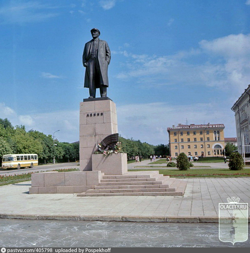 Ленина йошкар. Памятник Ленину (Йошкар-Ола). Памятник Ленину в Йошкар-Оле. Памятник Ленину в Ташкенте. Площадь Ленина Йошкар-Ола.