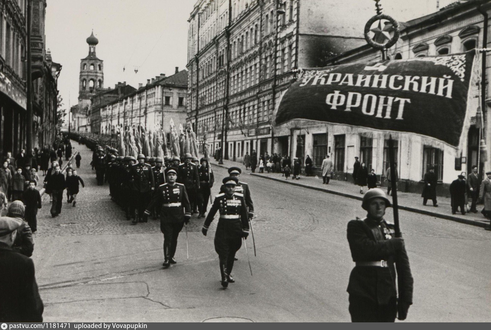 Брежнев на параде Победы 1945