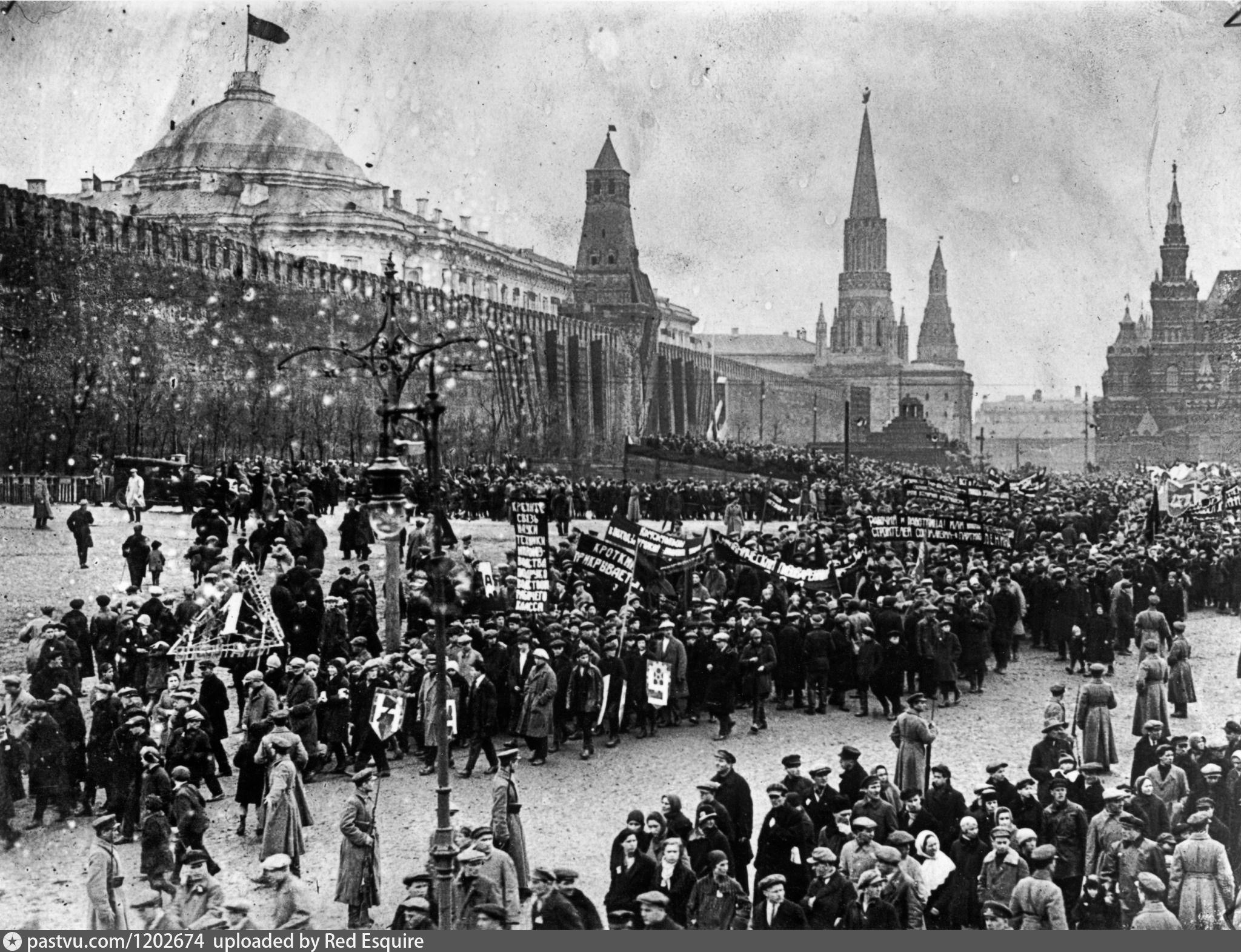 1929 год был назван годом. Демонстрация 1 мая 1918 года Москва. Красная площадь 1917 год. Первый парад 1917г на красной площади. Красная площадь Москва 1930 год.