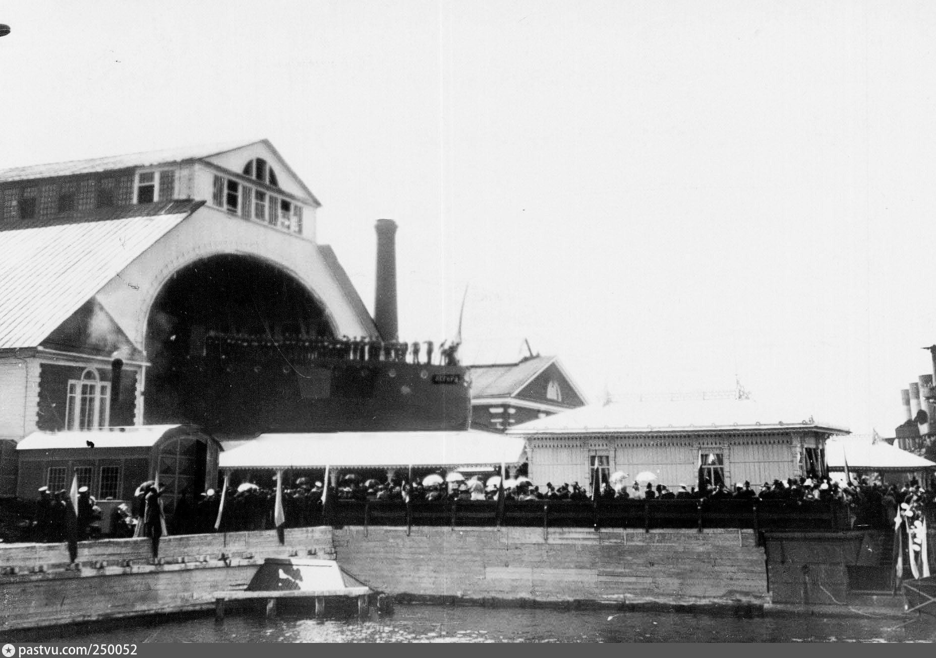 Вода 1900. Спуск Авроры на воду 1900.