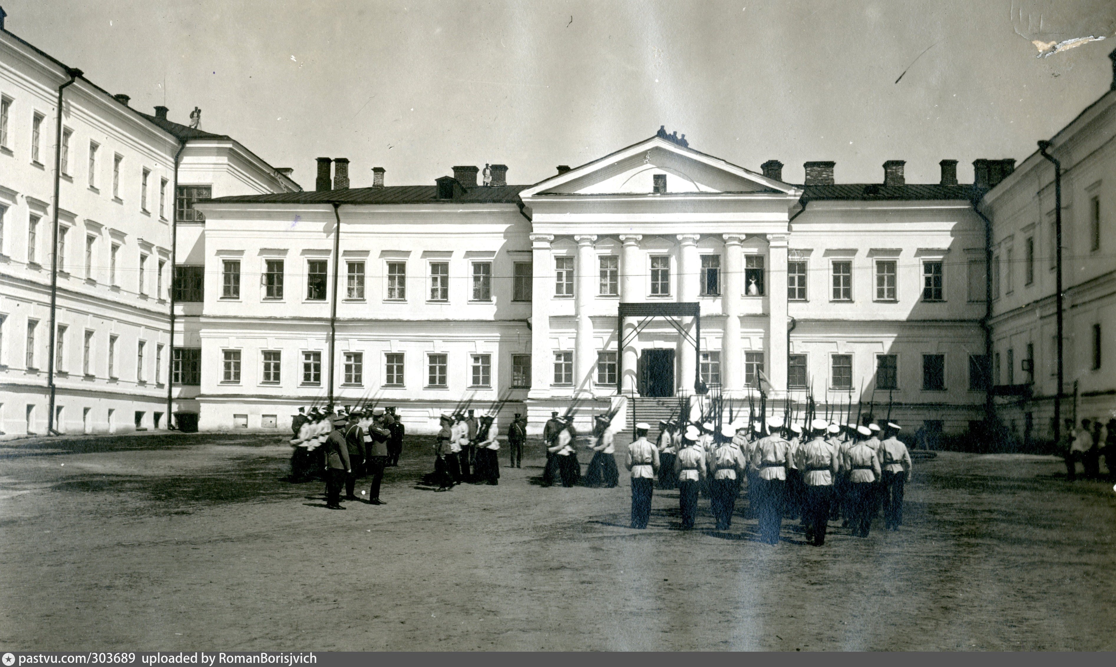 Несколько училищ. Сибирский кадетский корпус Омск. Омский кадетский корпус 19 век. Омский кадетский военный корпус 1813. Омский кадетский корпус старое здание.