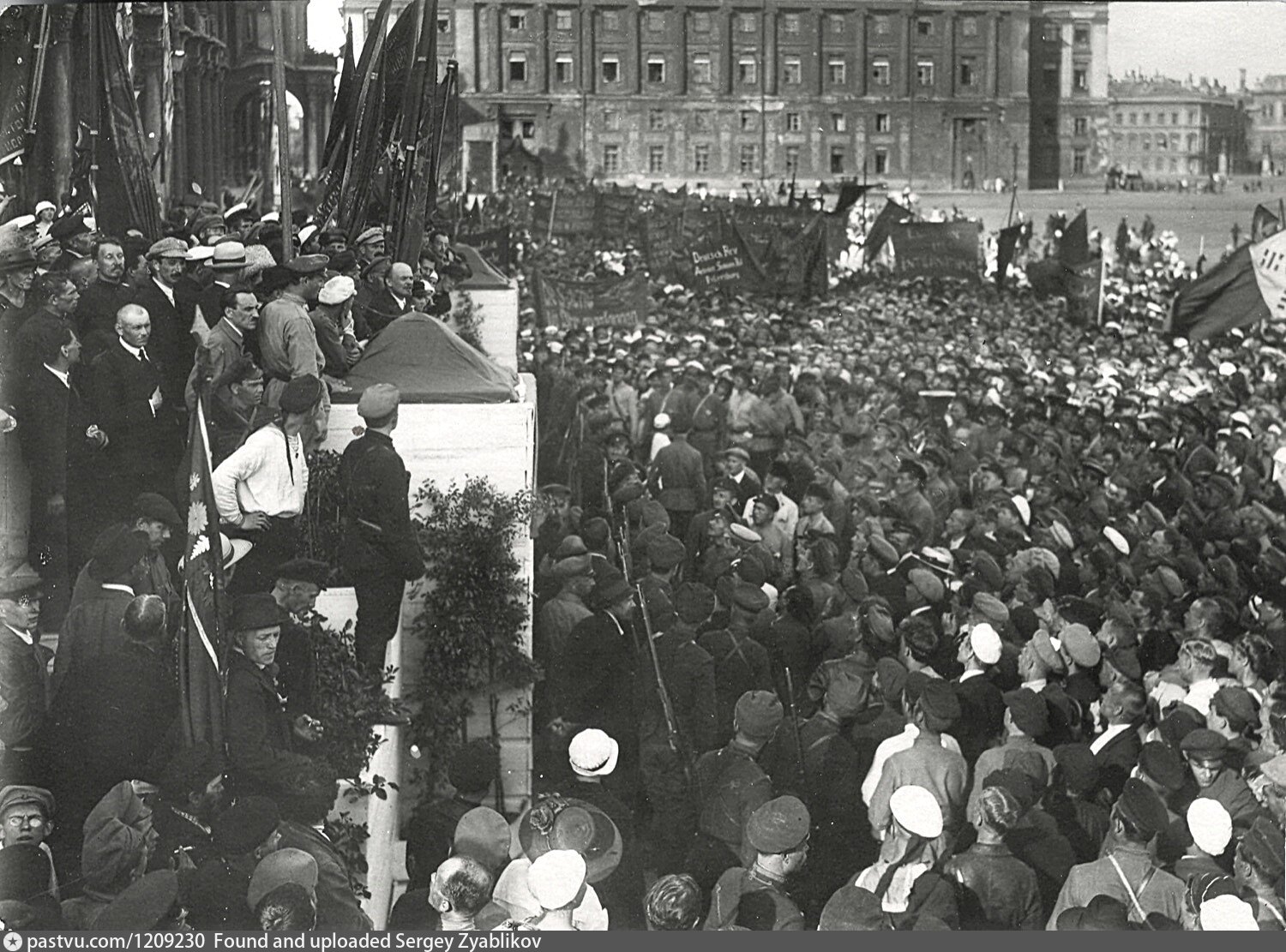 Ленин на митинге