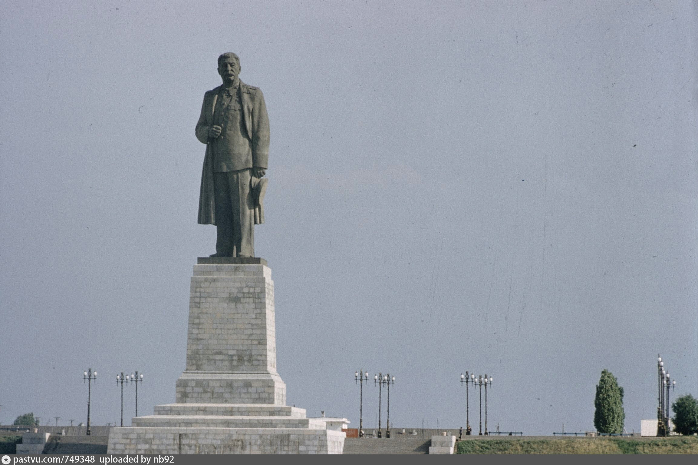 Памятник ленину у входа в волго донской. Памятник Сталину Волгоград Волго-Донской канал. Волго-Донской канал статуя Ленина. Памятник Ленину у входа в Волго-Донской канал. Памятник Сталину у Волго-Донского канала.