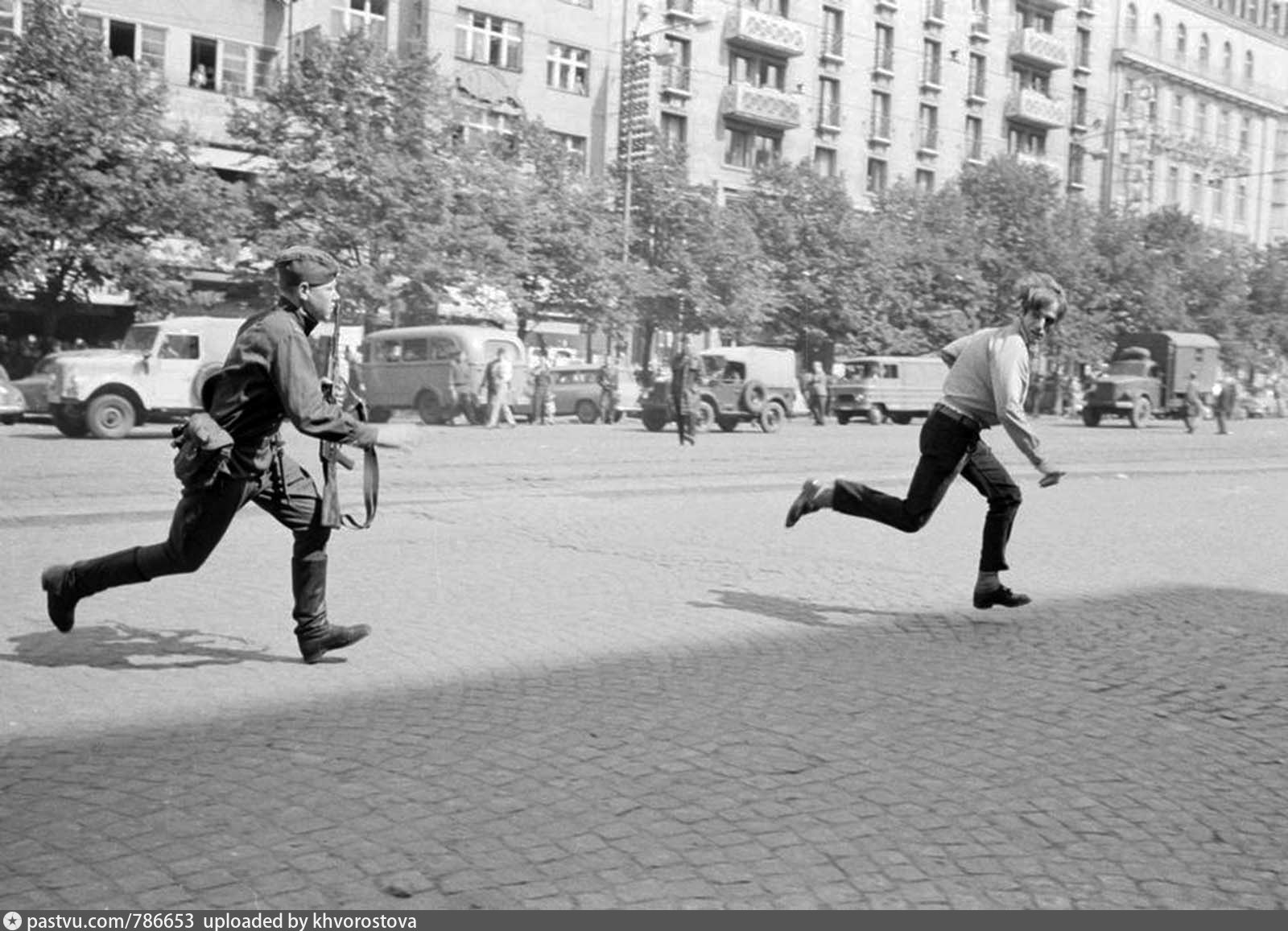 1968. Советские солдаты в Праге 1968. Пражская Весна 1968 участники. Бегущие советские люди. Бегущие люди ретро.