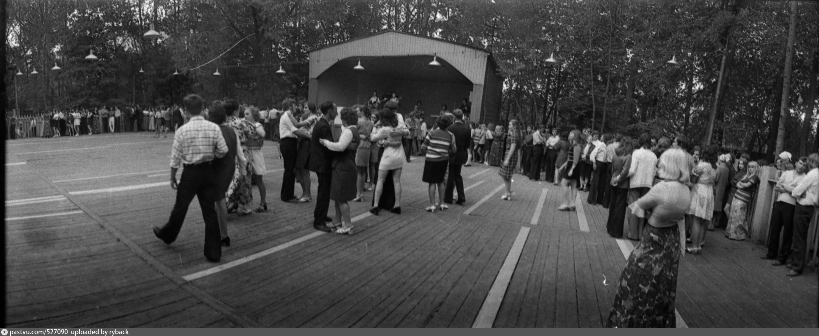Это было летом южный. Танцплощадка СССР 70х в парке. В парке Танцплощадка 60-е годы СССР. 70 Е Танцплощадка СССР. Череповец Танцплощадка в парке Кио.